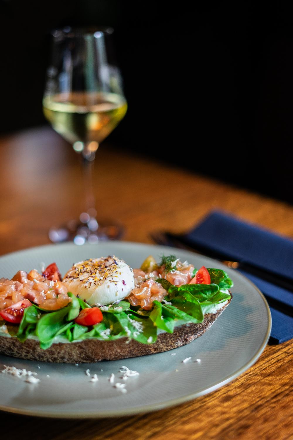 Salat auf Brot mit Wein