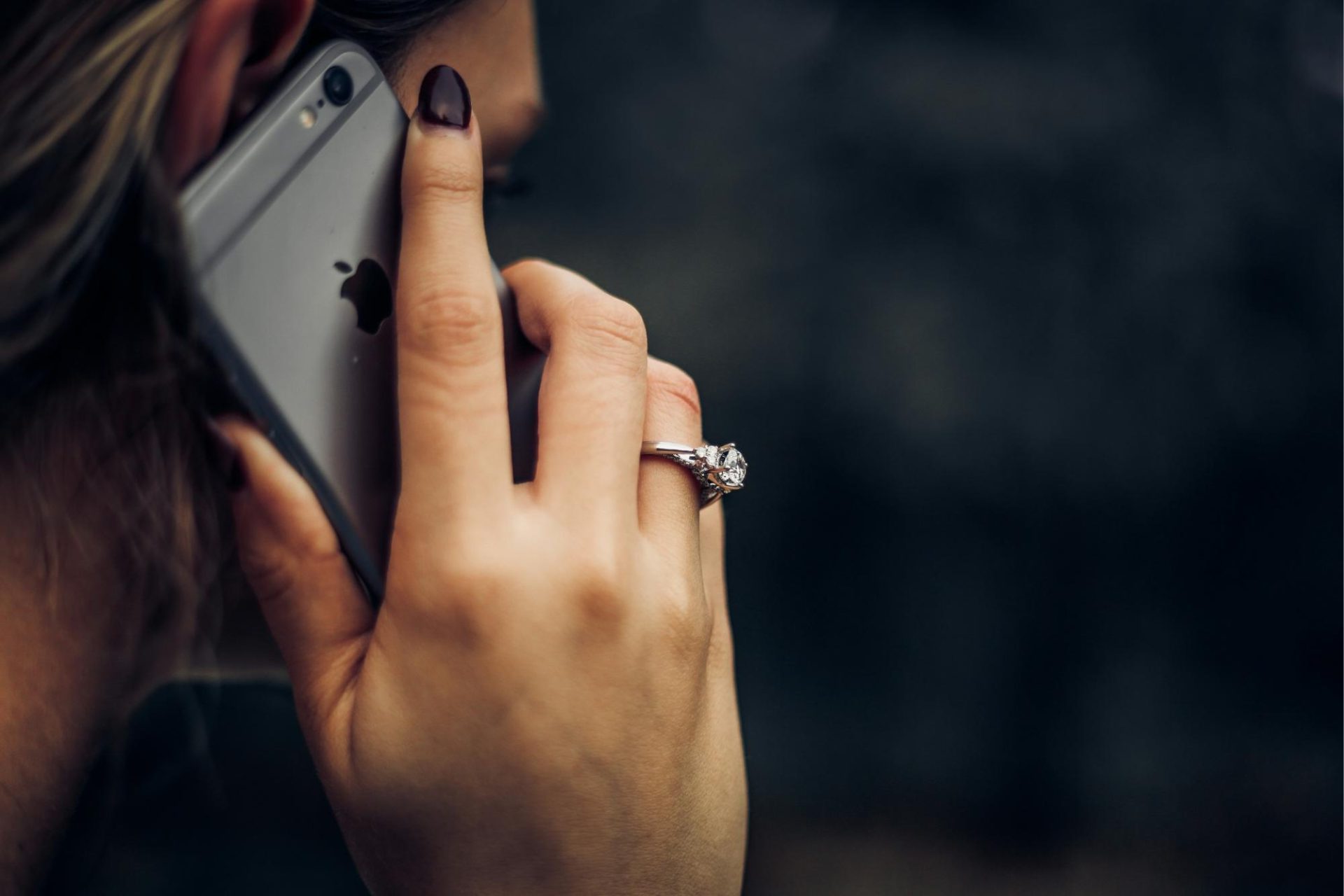 Frau mit Smartphone und Ring